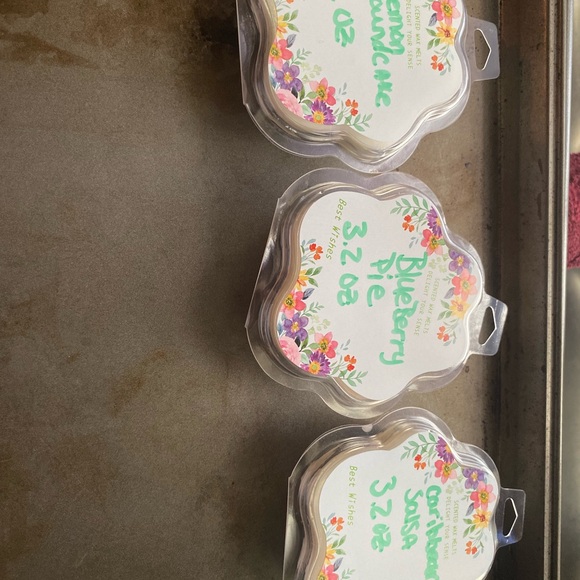 I make my own wax melts they are 100% soy wax they are $6 sec or 2 for $10 - Picture 3 of 10